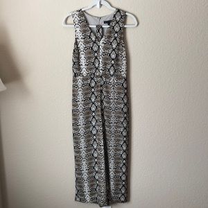 Beautiful Banana Republic snake print women’s jumpsuit. EUC